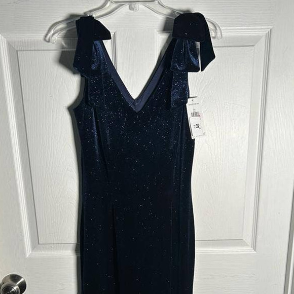 V-Front Sparkle Gown Navy - Picture 4 of 8